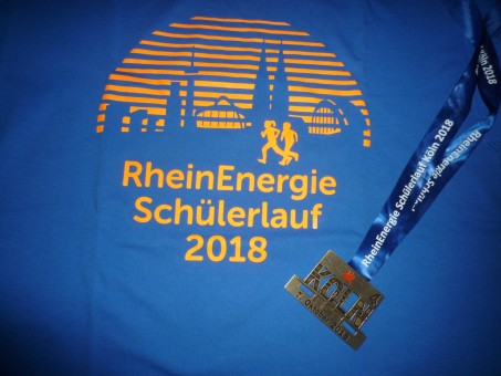 blaues Shirt mit Aufschrift "RheinEnergie Schülerlauf 2018" und Medaille