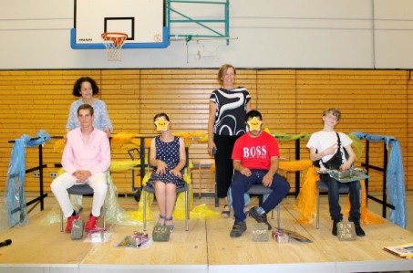 Mädchen sitzt bei anderem Mädchen auf den Schultern