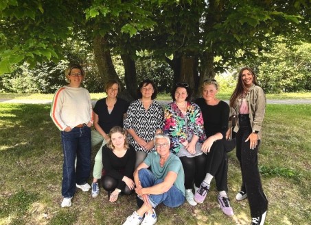 Gruppenfoto von 8 Frauen im Grünen
