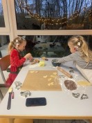 2 M&auml;dchen stechen Pl&auml;tzchen aus