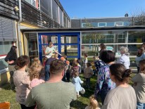 Aufnahme einer Gruppe von Eltern, Lehrern und Kindern von hinten