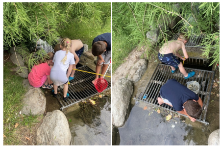 Zwei Bilder. 4 Kinder spielen am Gitter des Wasserlaufs. 2 Jungen spielen auch dort.