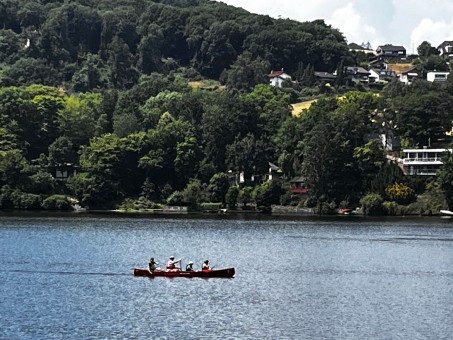 Kanu mit Insassen auf dem Wasser