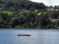 Kanu mit Insassen auf dem Wasser