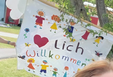 Internatskinder auf dem Spielplatz