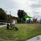Internatskind mit Kettcar auf dem Gel&auml;nde
