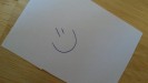 gezeichnetes lachendes Gesicht auf weißem Papier