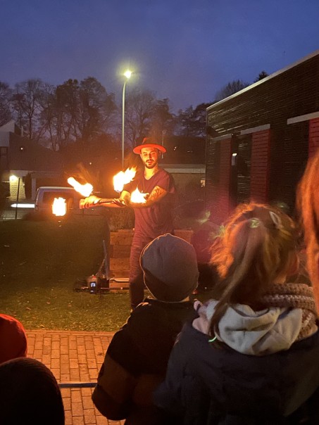 Feuerk&uuml;nstler dreht brennenden Stab