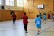 Schüler in roten und blauen Hemdchen auf dem Spielfeld