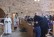 Schwirschke wird vom Schulleiter vor Kirchenbänken mit Kindern umarmt