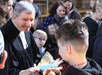 Schwirschke bekommt von Kindern Blumen aus H&auml;nden &uuml;berreicht