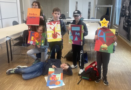 Gruppenfoto der 6 Schüler*innen mit ihren gebastelten Werken
