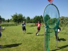 Schüler versuchen einen Ball duch Netze zu schießen