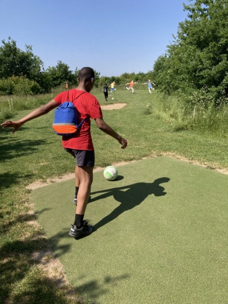 Junge mit Ball von hinten
