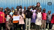 Gruppenfoto afrikanischer Kinder mit einem Schild mit der Aufschrift Danke
