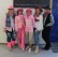 5 Frauen posieren nebeneinander stehend als Cowboy verkleidet. Die Kostüme enthalten viel rosa.
