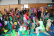 Blick auf die feiernden Schüler*innen und Lehrer