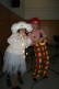 Lehrerin als Wolke verkleidet, Lehrer als Clown posieren für Foto