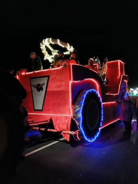 roter Karnevalswagen mit Lichterketten geschmückt