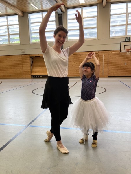 Schülerin und Lehrerin im Ballettoutfit