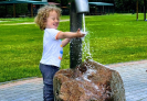 Kind pumpt Wasser