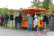 viele Personen stehen am orangenen Bierwagen