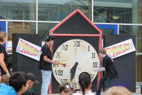 2 Schüler vor einen großen Uhr und dem Text zurück in die Zukunft