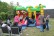 Krokodilhüpfburg mit Kindern darauf und Erwachsenen davor