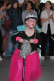 Mädchen mit pinken Rock auf Roller