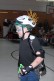 Schüler von der Seite mit Helm, bunt geschminkt und Glitzerweste