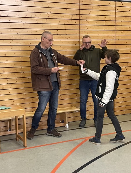 2 M&auml;nner &uuml;berreichen einem Sch&uuml;ler das Schwimmabzeichen