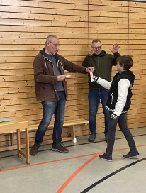 2 M&auml;nner &uuml;berreichen einem Sch&uuml;ler das Schwimmabzeichen