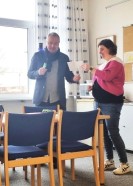 Herr Stein überreicht Frau Visser die Urkunde