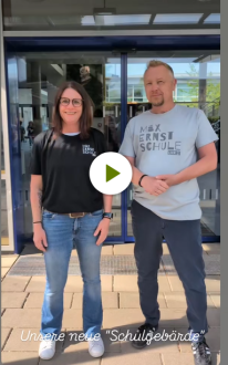 Screenshot des Videos. Es stehen eine Frau und ein Mann