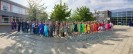 Nach Regenbogenfarben sortiertes Gruppenbild des Kollegiums
