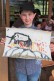 Schüler zeigt sein gemaltes Bild